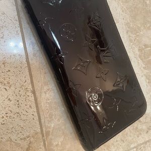 LOUIS VUITTON
Vernis Zippy Wallet Amarante